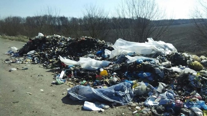 Жах! Посеред дороги, неподалік Тернополя, невідомі вантажівки висипали львівське сміття!