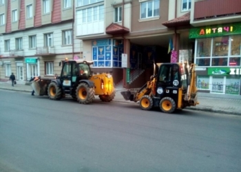 Узбіччя тернопільських вулиць прибирають від бруду та пилюки (ФОТО)