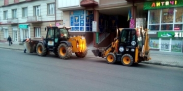 Узбіччя тернопільських вулиць прибирають від бруду та пилюки (ФОТО)