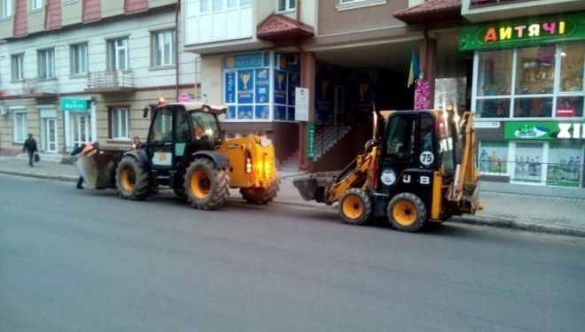 Узбіччя тернопільських вулиць прибирають від бруду та пилюки (ФОТО)