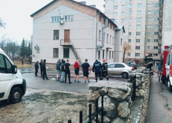 Біля тренажерного залу у Тернополі загорілося авто: вогонь гасили спортсмени та рятувальники (фото)