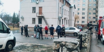 Біля тренажерного залу у Тернополі загорілося авто: вогонь гасили спортсмени та рятувальники (фото)