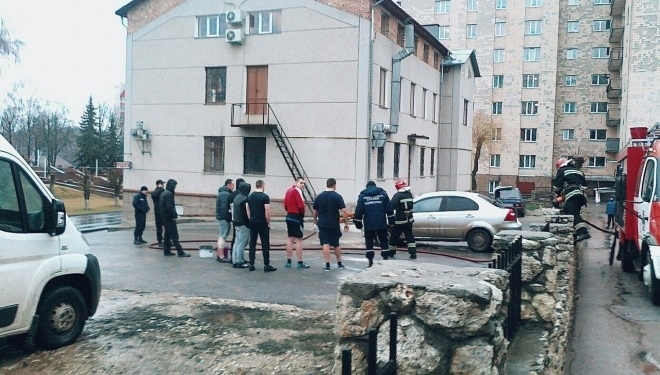 Біля тренажерного залу у Тернополі загорілося авто: вогонь гасили спортсмени та рятувальники (фото)