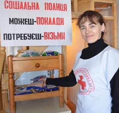 “Можеш – залиши, потребуєш – візьми”, – на Тернопільщині облаштували соціальну полицю