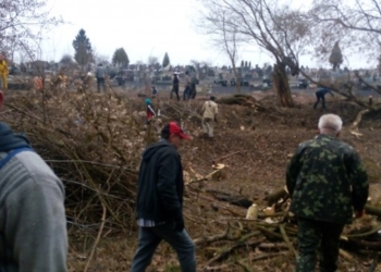 На Тернопільщині люди вийшли на толоку на кладовище (фото)