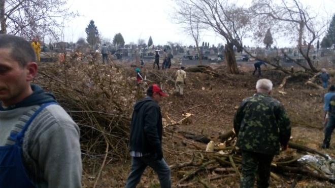 На Тернопільщині люди вийшли на толоку на кладовище (фото)