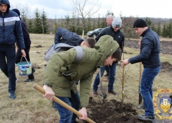 Тернопільські студенти висадили фруктовий сад