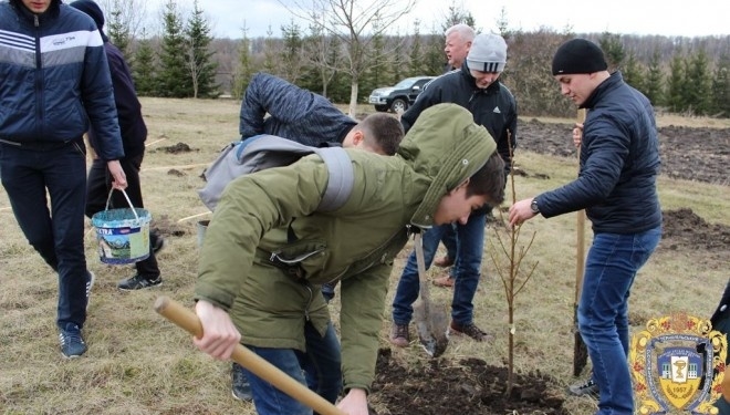Тернопільські студенти висадили фруктовий сад