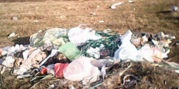 Не будьте покидьками! На Тернопільщині біля райцентру викинули цілу машину сміття (фото)