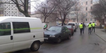 У Тернополі розфарбували нецензурними висловлюваннями десятки автомобілів