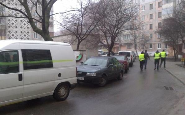 У Тернополі розфарбували нецензурними висловлюваннями десятки автомобілів