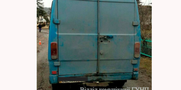 Під колесами автомобіля загинув чоловік