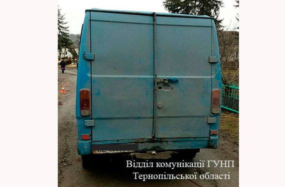 Під колесами автомобіля загинув чоловік