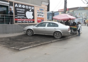 Тернополяни в шоці від парковки, яку влаштували водії прямо на газоні