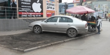 Тернополяни в шоці від парковки, яку влаштували водії прямо на газоні