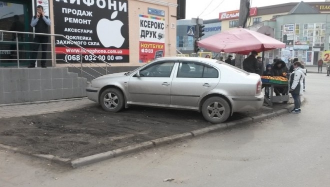 Тернополяни в шоці від парковки, яку влаштували водії прямо на газоні