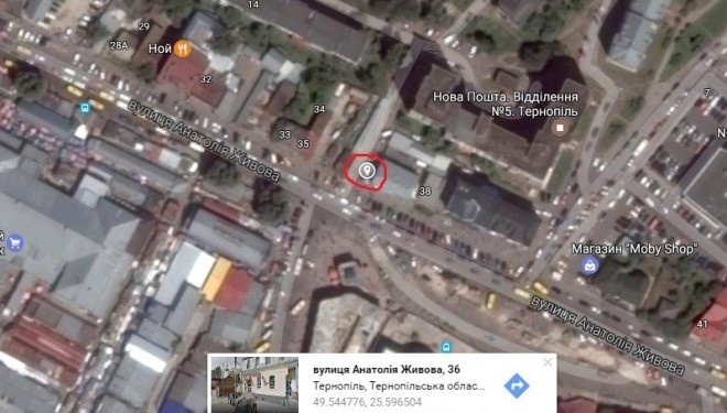 Тернополяни в шоці від парковки, яку влаштували водії прямо на газоні