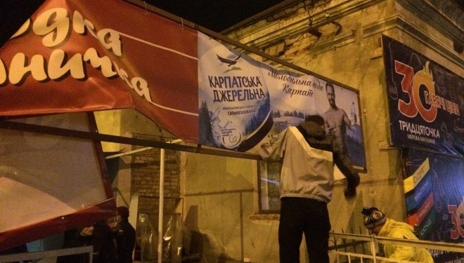 У Тернополі демонтували солодку випічку, яка не мала документів (фотофакт)