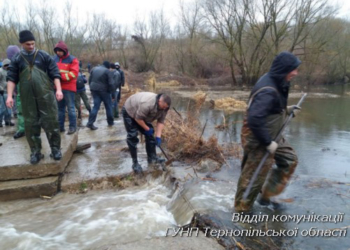 Поліція зайнялася активістами, котрі знесли греблю
