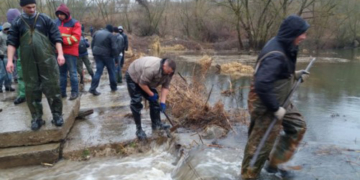 Поліція зайнялася активістами, котрі знесли греблю