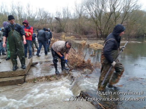 Поліція зайнялася активістами, котрі знесли греблю