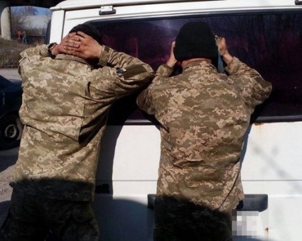 У Тернополі затримали трьох військовослужбовців