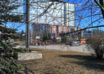 Узбіччя тернопільських вулиць прибирають від бруду та пилюки (ФОТО)