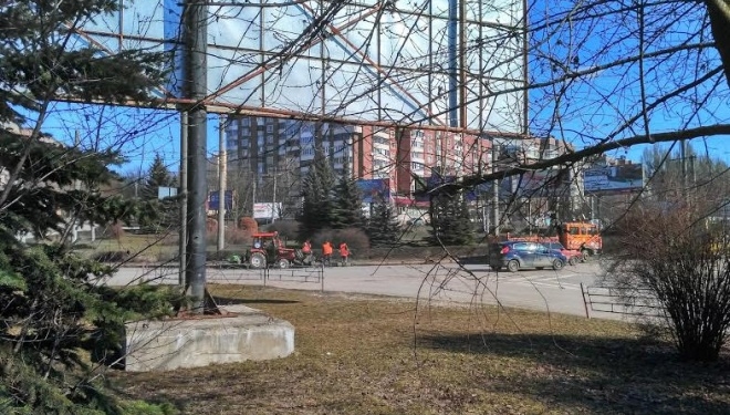 Узбіччя тернопільських вулиць прибирають від бруду та пилюки (ФОТО)