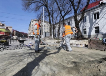 Біля тернопільської філармонії ремонтують тротуар (ФОТО)
