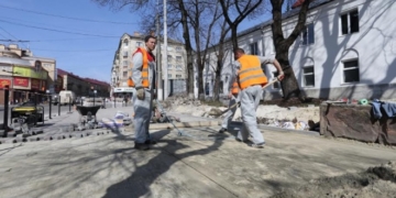 Біля тернопільської філармонії ремонтують тротуар (ФОТО)