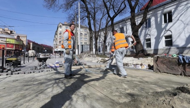 Біля тернопільської філармонії ремонтують тротуар (ФОТО)