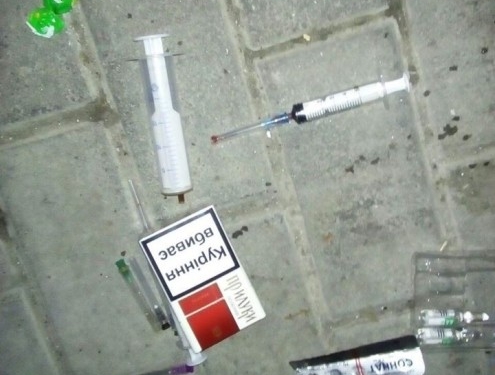 У Тернополі в перехожого знайшли шприци, скальпель і наркотики