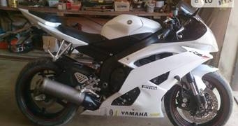 Розшукують злодіїв, які зазіхнули на спортивний байк (ФОТО)