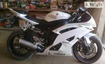 Розшукують злодіїв, які зазіхнули на спортивний байк (ФОТО)