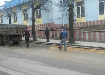 У Тернополі оштрафували водія вантажівки за забруднення дороги