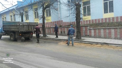 У Тернополі оштрафували водія вантажівки за забруднення дороги