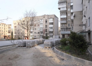 Як ремонтують прибудинкову територію на вулиці Острозького