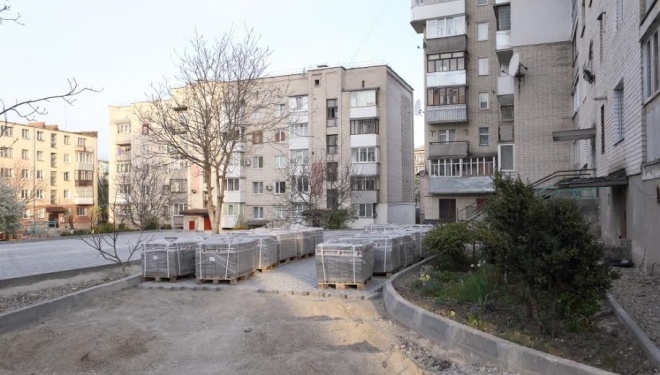 Як ремонтують прибудинкову територію на вулиці Острозького