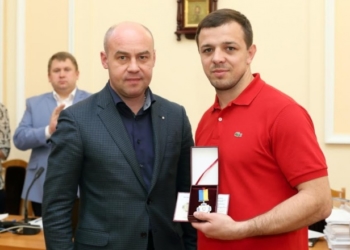 Міський голова Тернополя вручив відзнаку призеру чемпіонату Європи з греко-римської боротьби Андрію Антонюку