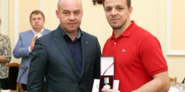 Міський голова Тернополя вручив відзнаку призеру чемпіонату Європи з греко-римської боротьби Андрію Антонюку