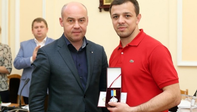 Міський голова Тернополя вручив відзнаку призеру чемпіонату Європи з греко-римської боротьби Андрію Антонюку