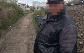 Поблизу залізничного вокзалу вбили та пограбували чоловіка