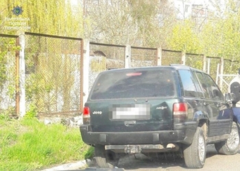 Накурений водій ганяв на побитій машині після ДТП