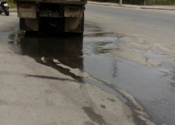 У Тернополі оштрафували водія, який забруднив дорогу і наказали прибирати