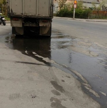 У Тернополі оштрафували водія, який забруднив дорогу і наказали прибирати