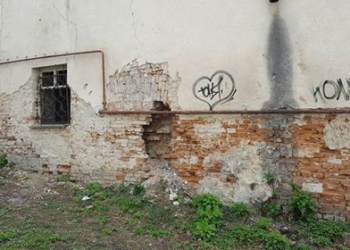 Тернополяни по цеглинці розкрадають приватний будинок, аби нажитися! (фотофакт)