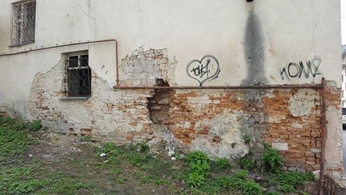 Тернополяни по цеглинці розкрадають приватний будинок, аби нажитися! (фотофакт)