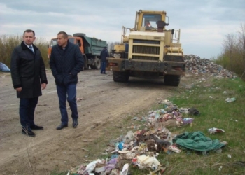 Як чиновники на Тернопільщині боролися з купами сміття (фотофакт)