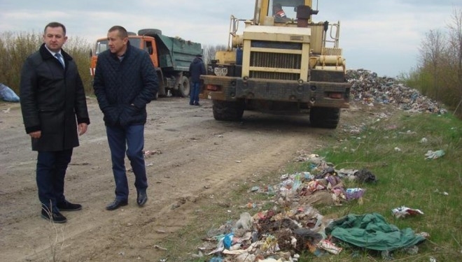 Як чиновники на Тернопільщині боролися з купами сміття (фотофакт)