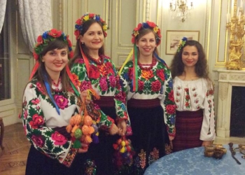 Як тернопільські бандуристки Францію підкорювали